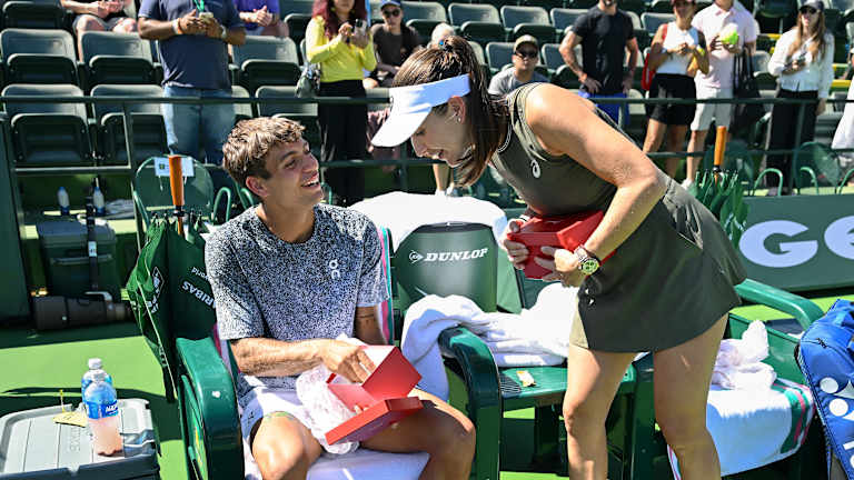 Cobolli je prvo istraživao, otkrivajući na Benčićevo oduševljenje da je unutra mini verzija trofeja BNP Paribas Open od strane Baccarata.