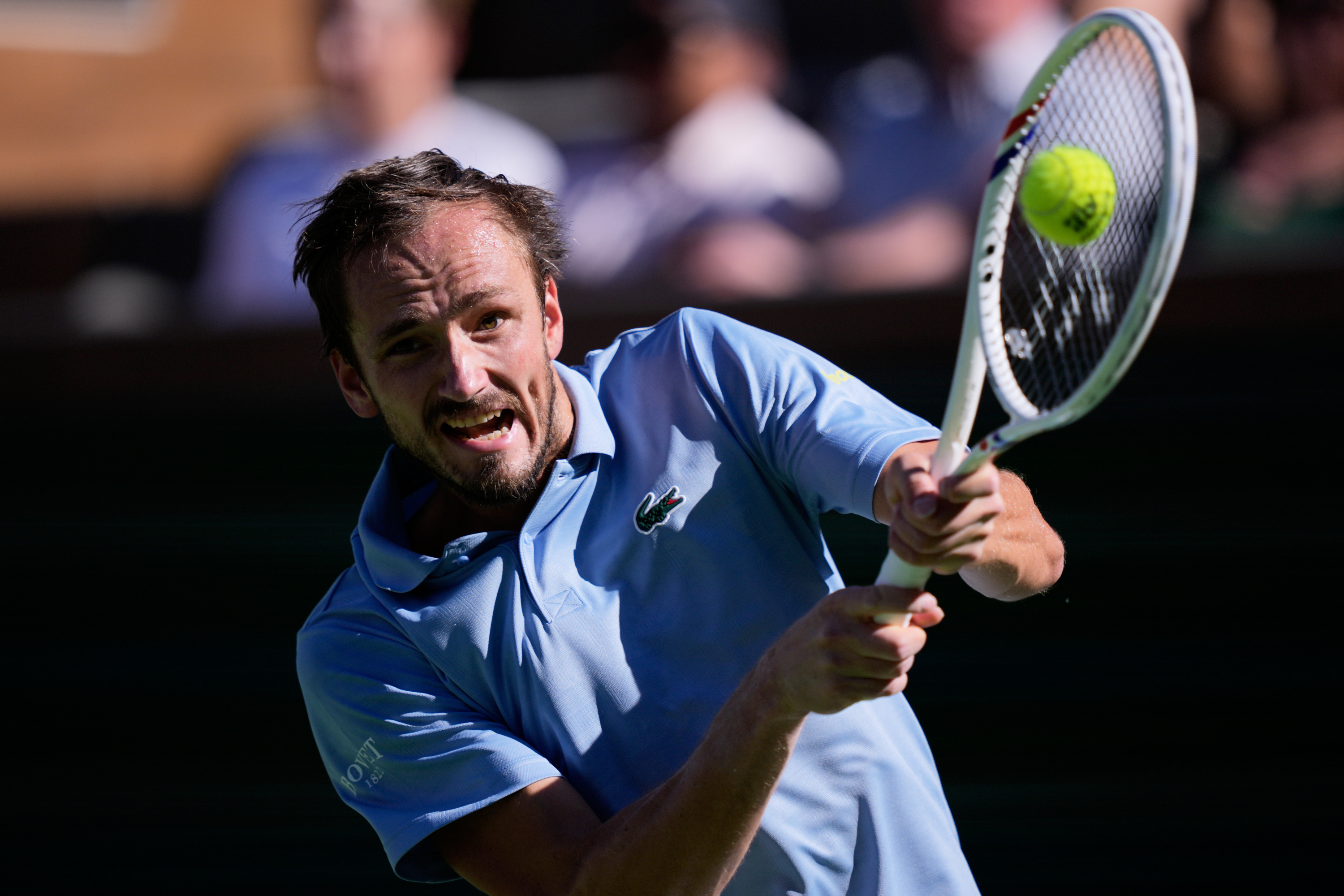 Medvedev pogađa bekhend.