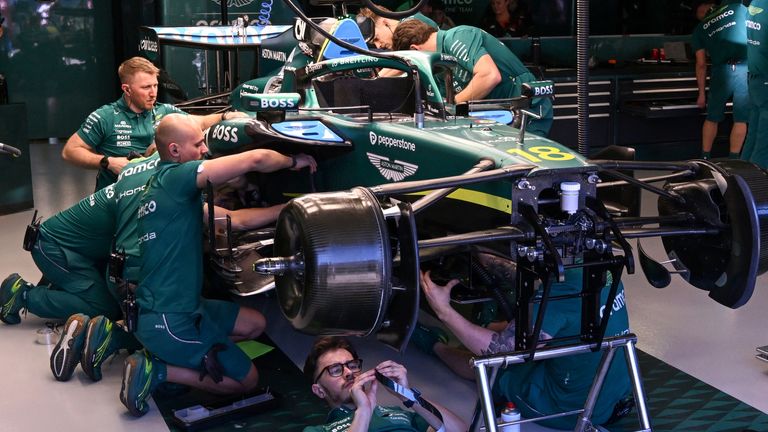Mehaničari rade na automobilu kanadskog vozača Aston Martina Lance Stroll tokom drugog treninga