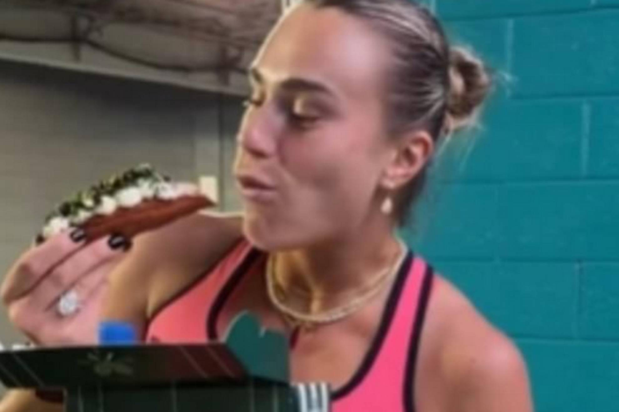 Arina Sabalenka jede luksuzni hot dog: košta 100 dolara i nosi zlatni list