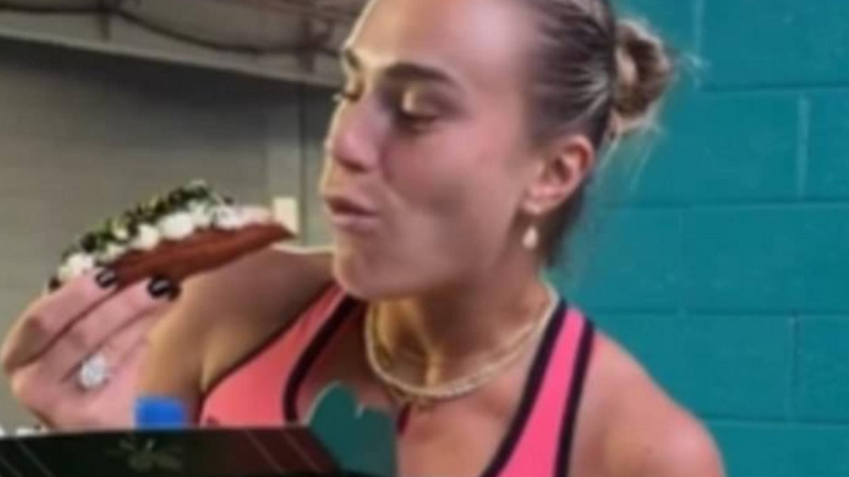 Arina Sabalenka jede luksuzni hot dog: košta 100 dolara i nosi zlatni list
