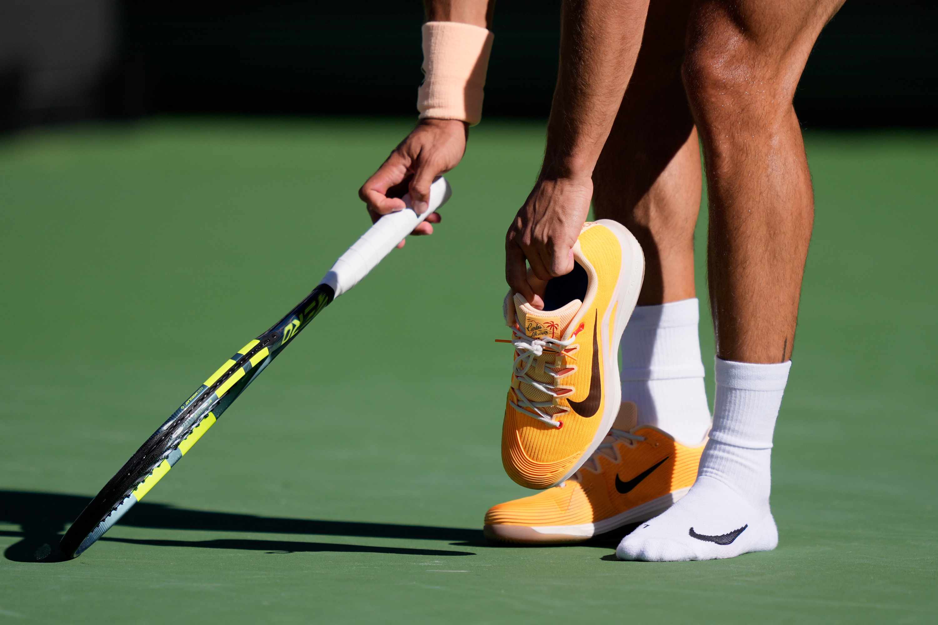 Carlitos stavlja patiku.