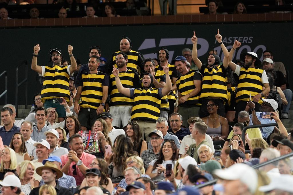 Navijači, obučeni kao pčele, navijaju za Alkaraza.