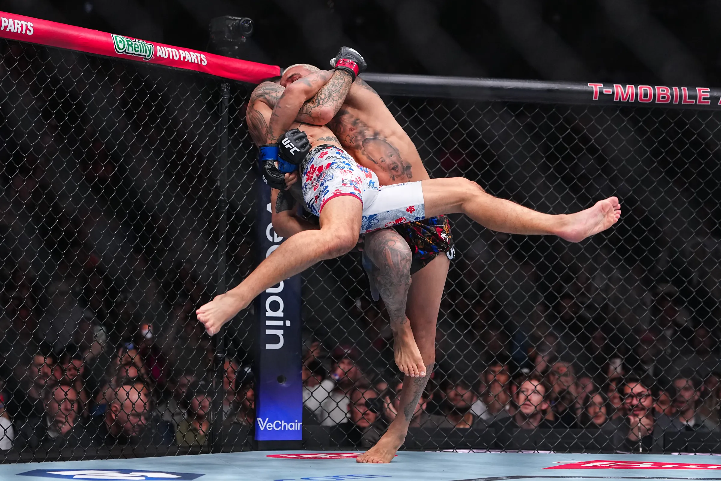 Čarls Oliveira dominira Maks Holovai u UFC 326 BMF borbi za titulu