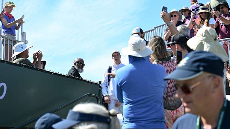 Za one koji su planirali u skladu s tim, ponedeljak je pružio retku priliku da vide Sinner ulazi na stadion 4.
