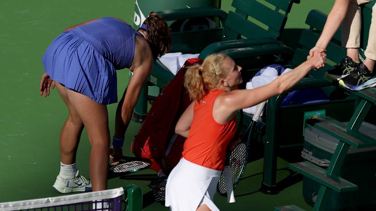 Pre nego što je odjurila, Andreeva je više puta udarila reketom u teren.