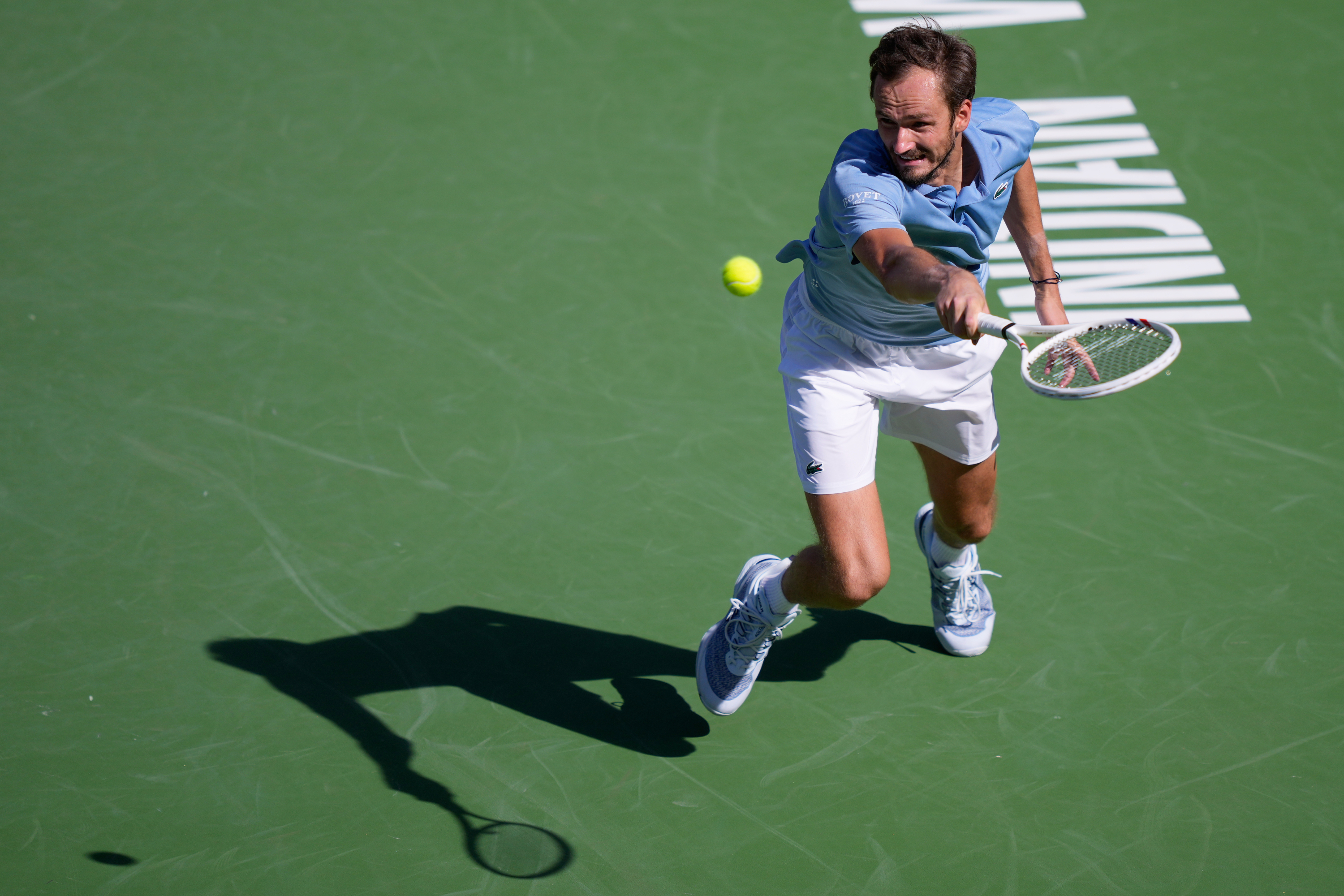 Medvedev pokušava da dođe do lopte.