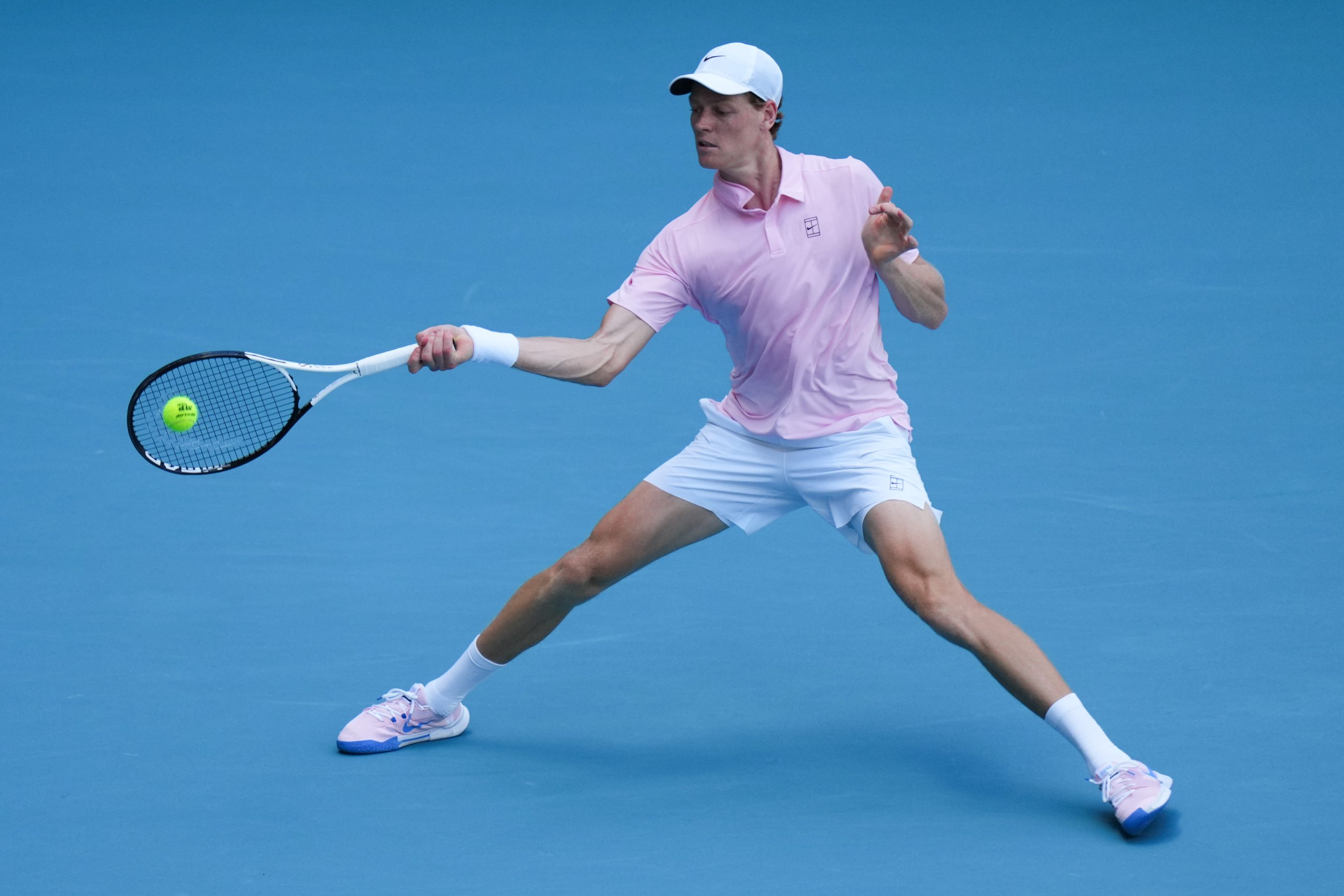 Jannik Siner juriša pored Frances Tiafoe, u polufinalu Majami Open