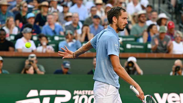 Medvedev je bacio loptu u sklopu nenametljivog slavlja nakon što je postao prvi čovek koji je pobedio Karlosa Alkaraza 2026. godine.