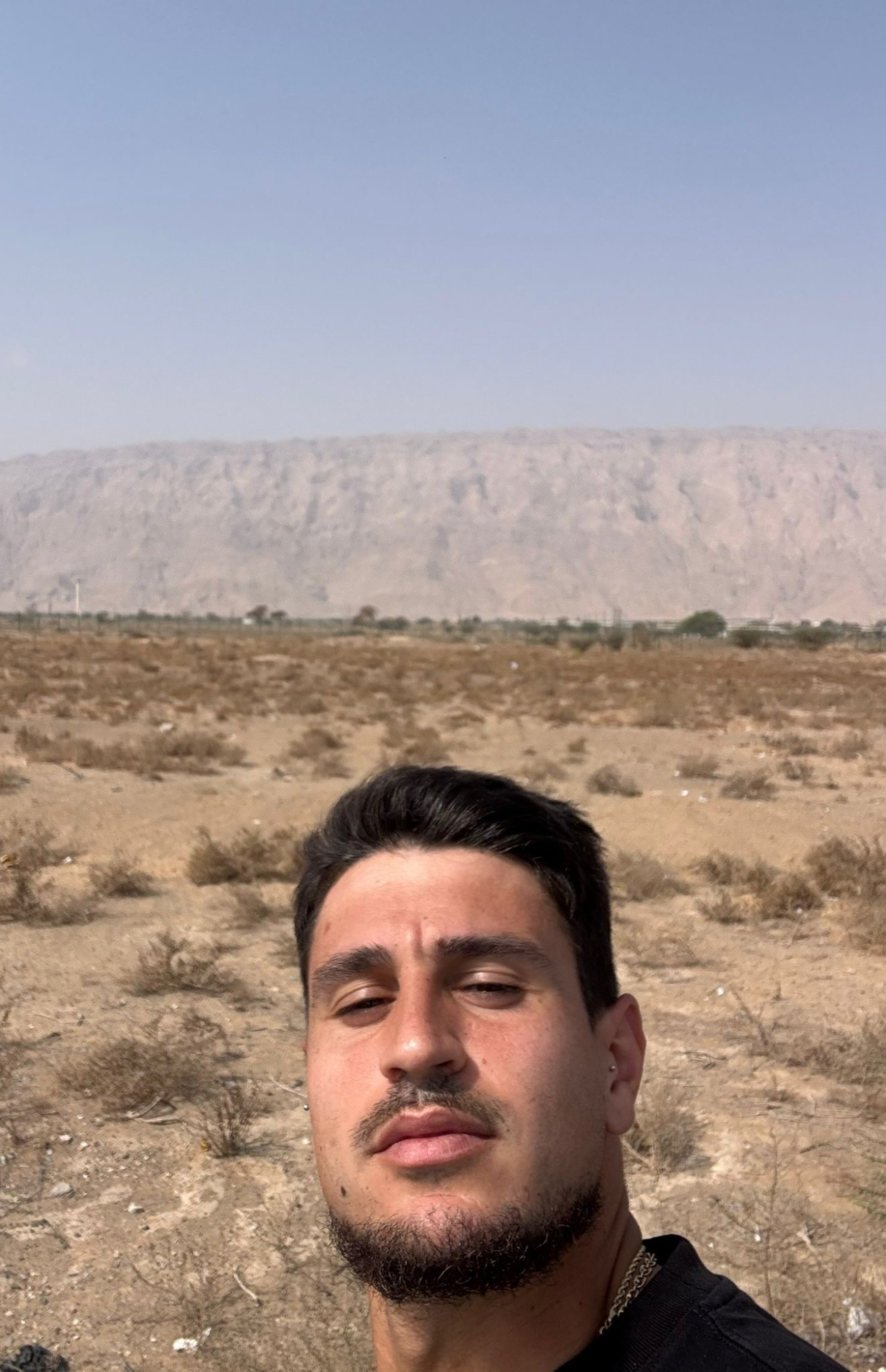 Imanol Lopez, pored granice koja razdvaja Ujedinjene Arapske Emirate i Oman.