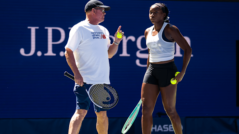 Gauff je prvi put viđen na terenu sa MacMillan tokom Fan nedelje Otvorenog prvenstva, radi na njenom servisu i forhendu.