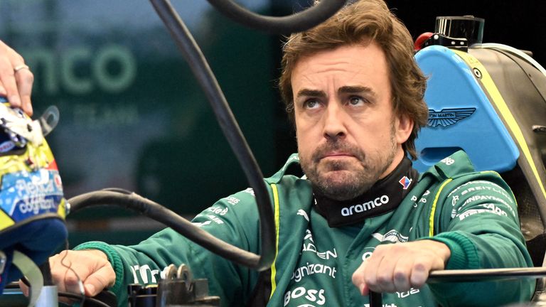 Španski vozač Aston Martina Fernando Alonso pregledava svoj automobil sa mehaničarima tima u garaži uoči Formule 1 za Veliku nagradu Australije u Melburnu... s Albert Park 5. marta 2026. godine. (Foto: Paul Crock / AFP) / - SLIKA OGRANIČENA NA UREDNIČKU UPOTREBU - STROGO BEZ KOMERCIJALNE UPOTREBE - -