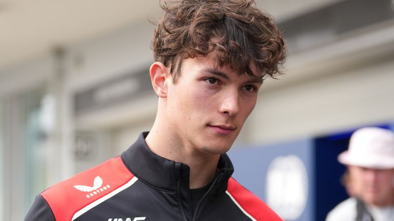 Vozač Haasa Oliver Bearman iz Britanije hoda niz pit lane nakon sudara tokom Velike nagrade Japana Formule 1 u Suzuki u centralnom Japanu, nedelja, 29. mart 2026. (AP Photo/Eugene Hoshiko)