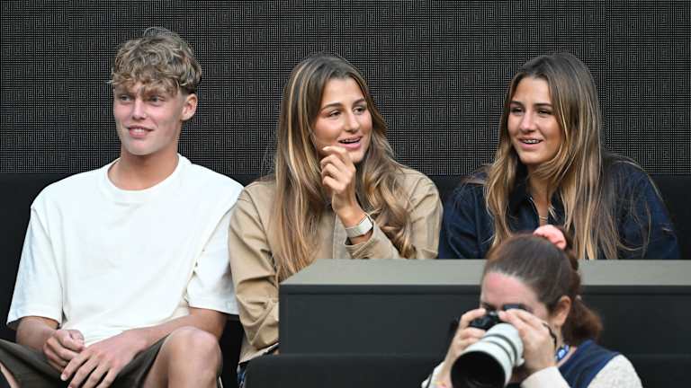 Mila i Šarlin Federer, koji će uskoro napuniti 17 godina, ove godine su se pojavili na terenu na Otvorenom prvenstvu Australije (sa Kruz Hjuittom, sinom Lejtona).