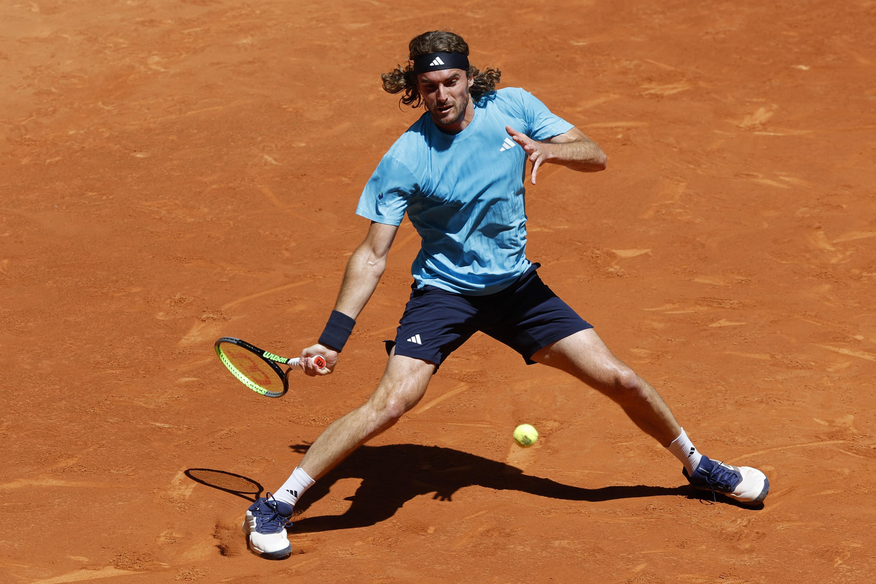 Cicipas pogađa sa desne strane.