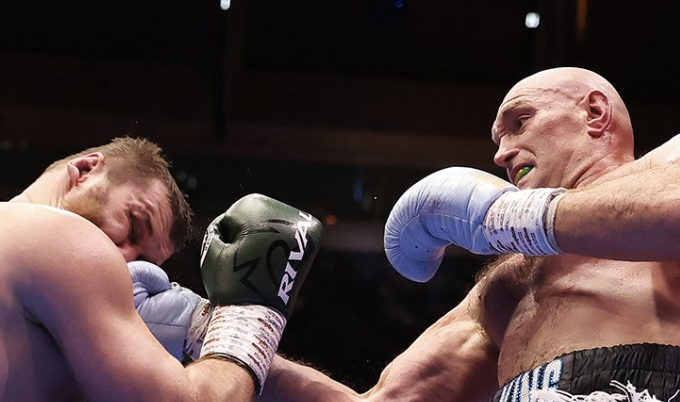 Fjuri pobeđuje povratničku borbu, poziva se