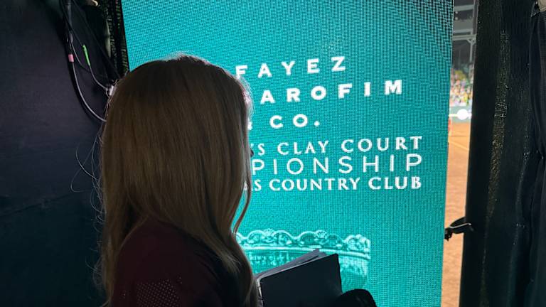 Henli čeka da izađe na teren za intervju posle meča sa Tiafoeom. 