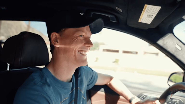 "Da li imate ritual pre utakmice?," jedan radoznali um se zapitao. Grešnik se nasmešio i pogledao u kameru, pre nego što je odgovorio, "Obično uvek idem u isti toalet. Ali to zavisi iz godine u godinu. Ako godinu dana pre toga nisam igrao dobro, promenio sam se."