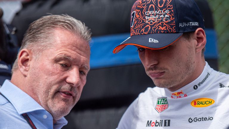 Holandski vozač Red Bull Racinga Maks Verstapen razgovara sa svojim ocem i bivšim vozačem F1 Josom Verstapenom pre početka sprint trke Formule 1 za Veliku nagradu Belgije na stazi Spa-Francorchamps u Spa, 26. jula 2025. godine. (Foto: JONAS ROOSENS / BELGA / AFP) / Belgium OUT
