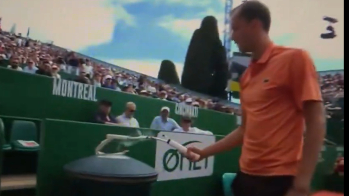 Medvedev ga zabrlja reketima ... pre pada na Berrettini 6-0 i 6-0