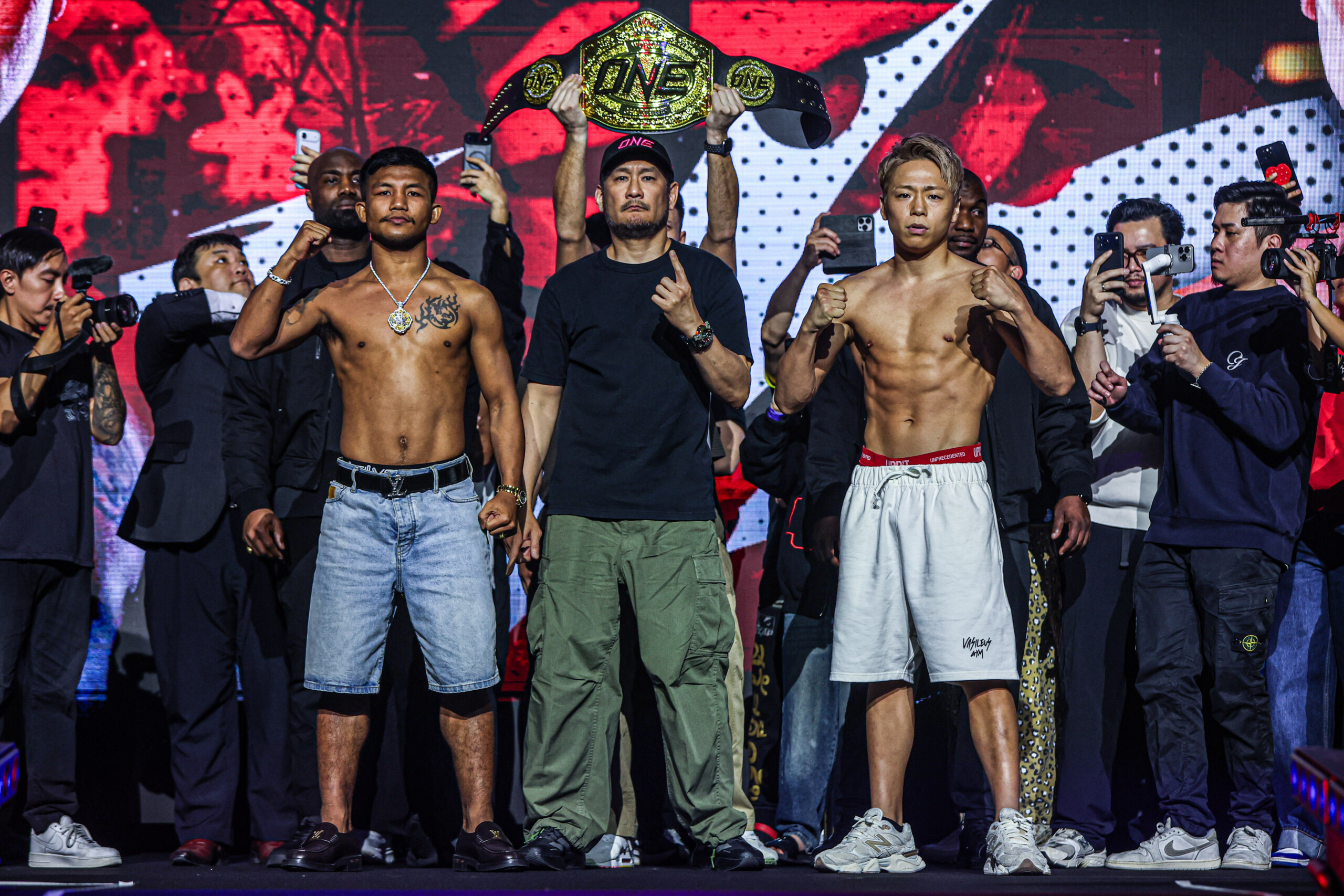 Rodtang Jitmuangnon and Takeru Segawa face off on stage ahead of their rematch at ONE SAMURAI 1
