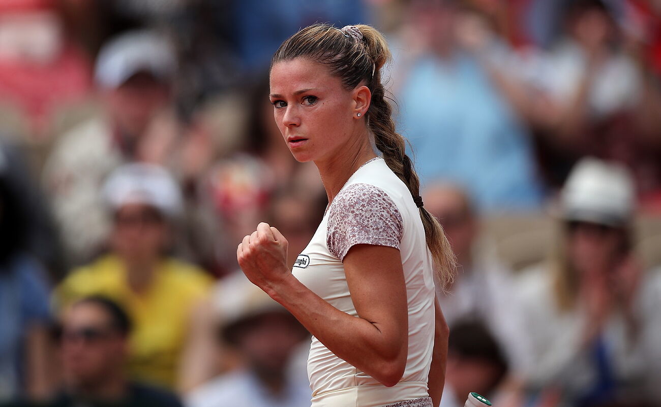 Camila Giorgi, italijanska bivša teniserka koja je kombinovala svet reketa sa svojom karijerom modela donjeg rublja, ponovo se pojavljuje u Italiji na crvenom tepihu Venecijanskog filmskog festivala nakon što je pobegla od transalpskih vlasti zbog utaje poreza i navodne krađe antiknog nameštaja.