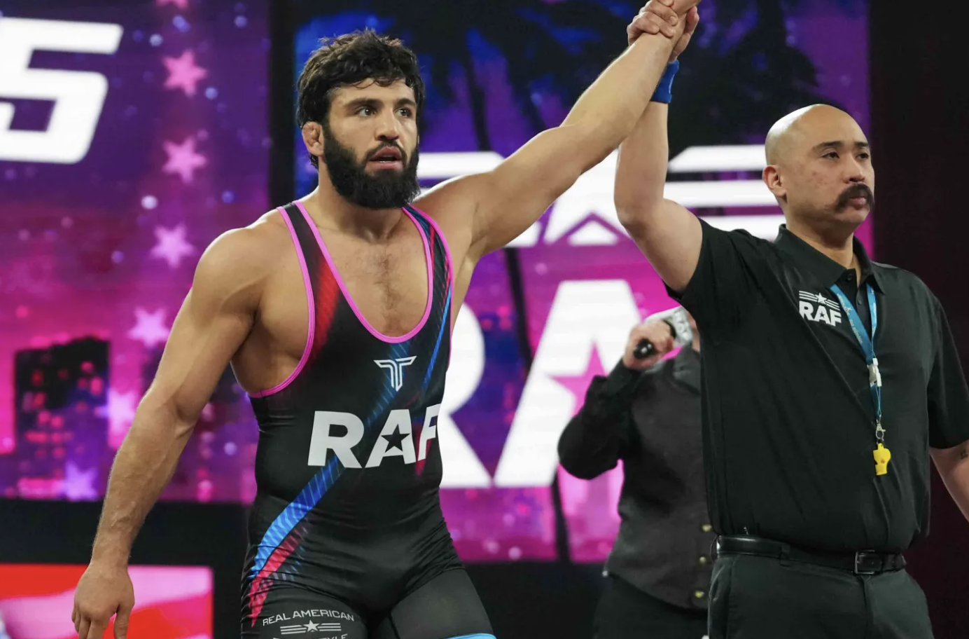 Tsarukian Slams UFC Hall Of Famer Off Stage tokom pobede u rvanju