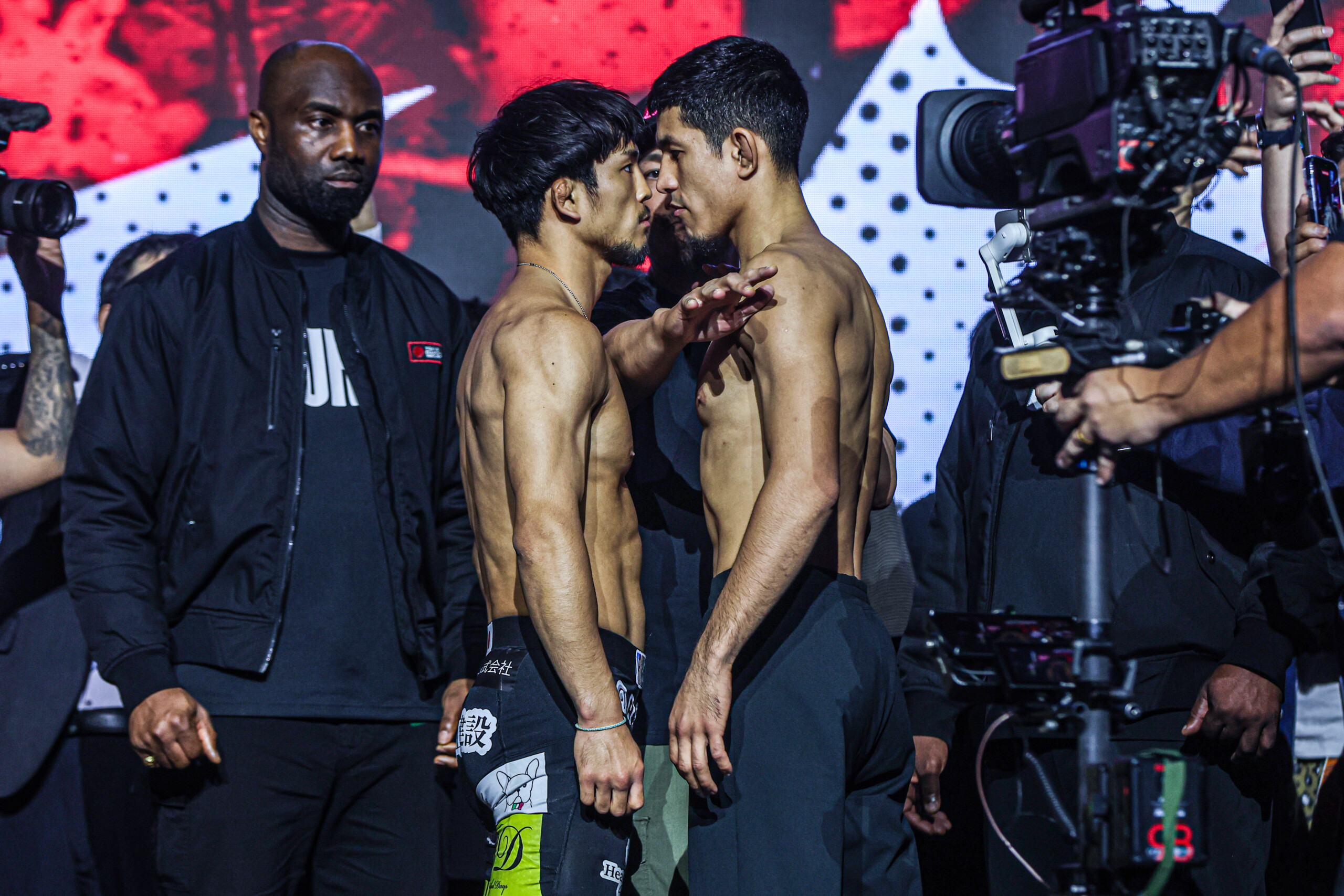 Yuya Wakamatsu faces off witjh Avazbek Kholmirzaev on stage