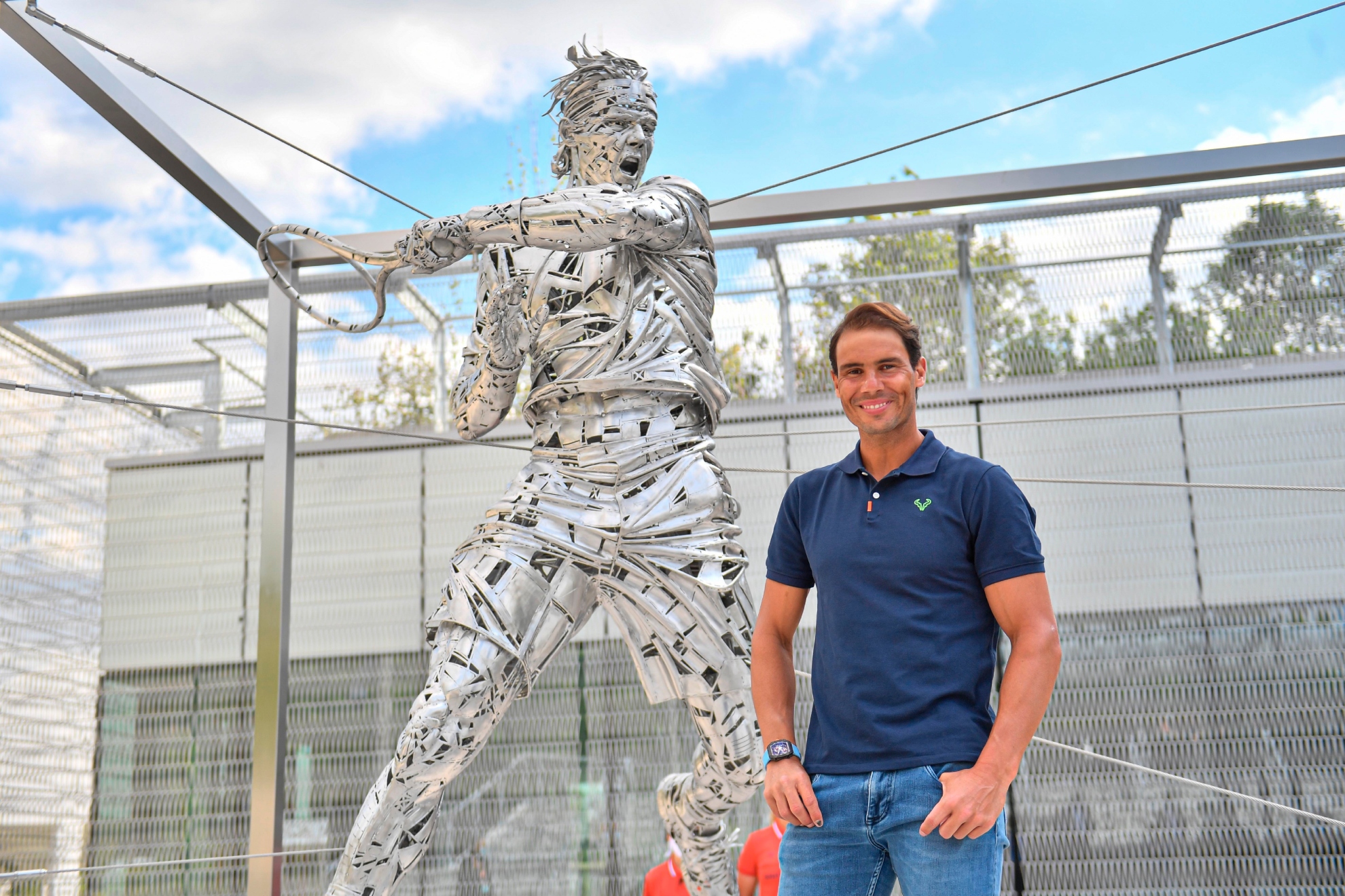 Rafa Nadal pozira ispred svoje statue na Rolan Garosu.