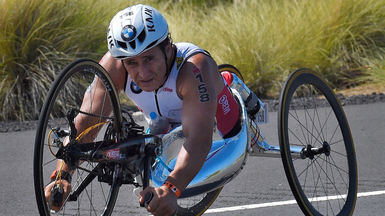 Alek Zanardi, iz Italije, vozi tokom biciklističkog dela Ironman Svetskog prvenstva u triatlonu, u Kailua-Kona, Havaji. Trka automobila pogon