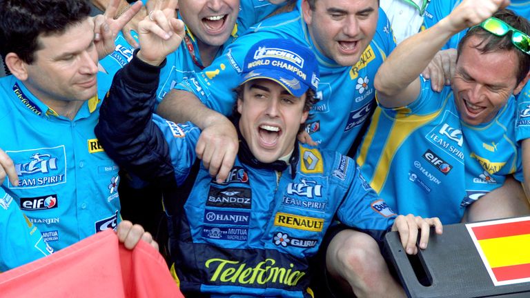 Fernando Alonso slavi pobedu u svom drugom svetskom timuSa Renaultom 2006. godine