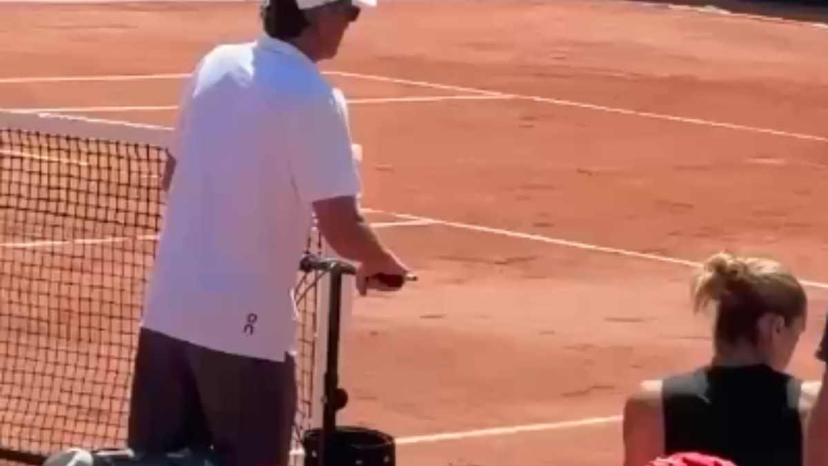 Francis Roig, sa rupturom Ahilove tetive, kreće se skuterom na terenima Rolan Garosa