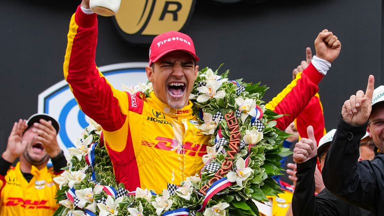 Alek Palou, iz Španije, slavi nakon pobede u Indianapolis 500 auto trci na Indianapolis Motor Speedvai u Indianapolisu, nedelja, 25. maj, 2025. (AP Photo/Michael Conroy)
