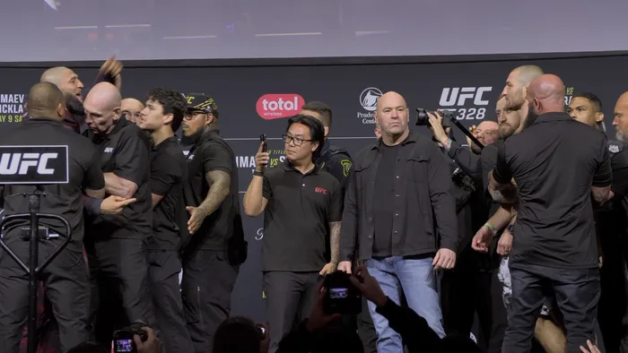 Khamzat Chimaev i Sean Strickland's Final Face-off Ahead Of UFC 328