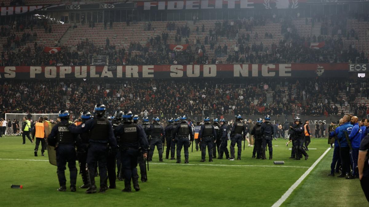 Navijači OGC Nice polude i napadnu teren nakon što je plej-of ozvaničen