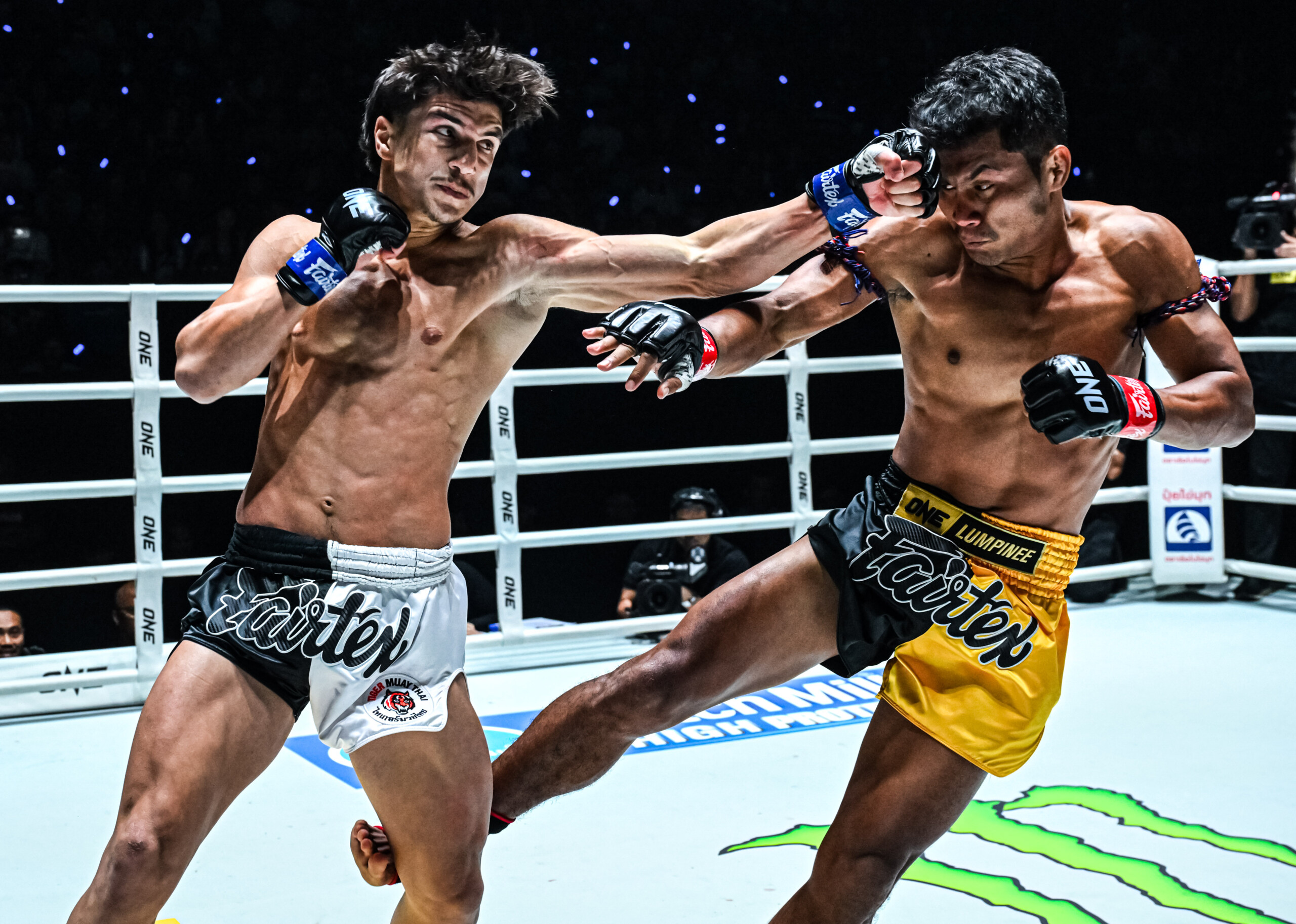 Chartpayak Saksatoon and Ramadan Ondash throw down at ONE Friday Fights 114