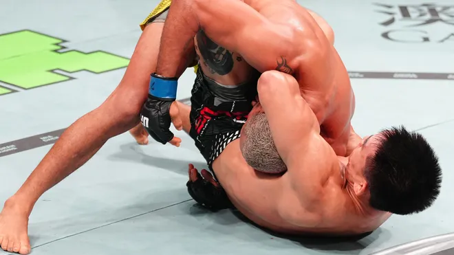 Song Iadong podnosi Deiveson Figueiredo u UFC Makao Main Event