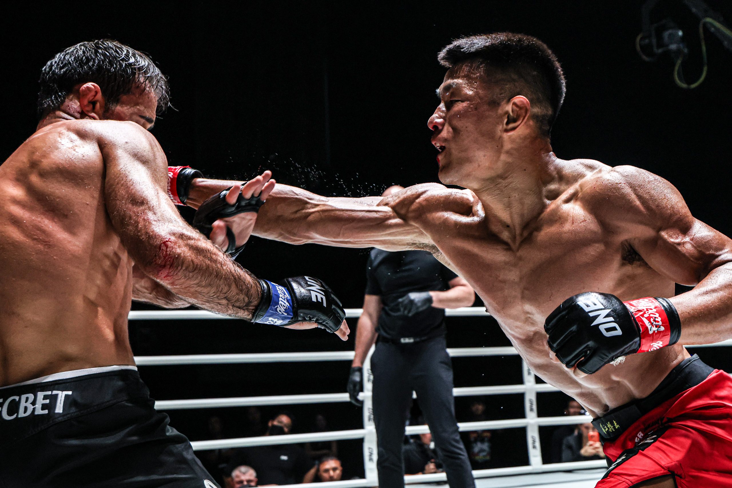 Tang Kai cracks Shamil Gasanov in the head at ONE Fight Night 43