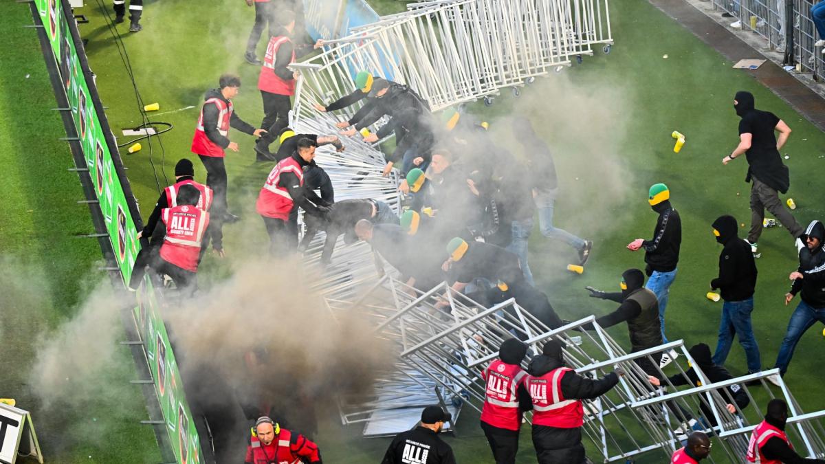 Teren invazija, dimne bombe, ultra-naoružani i kapuljačom ... utakmica je prekinuta u Nantu!