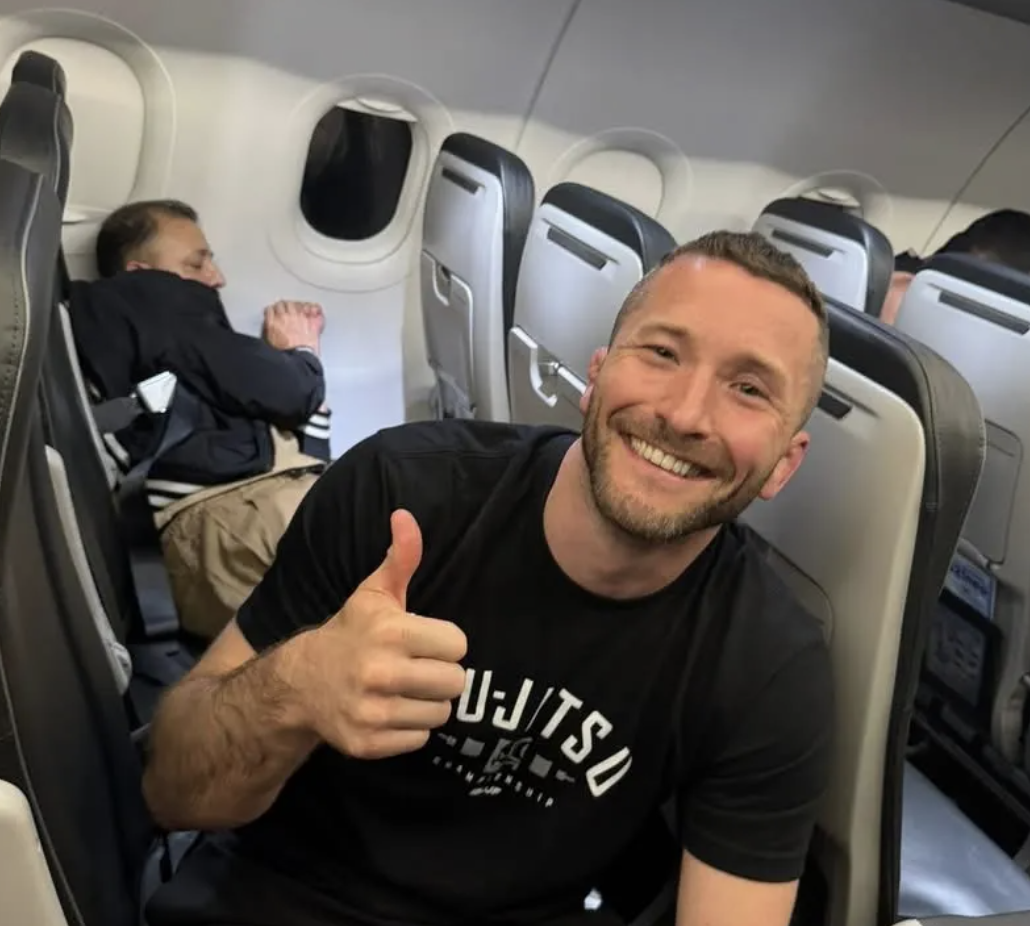 Bivši MMA Pro pokorava putnika koji pokušava da otvori izlaz u slučaju nužde usred leta