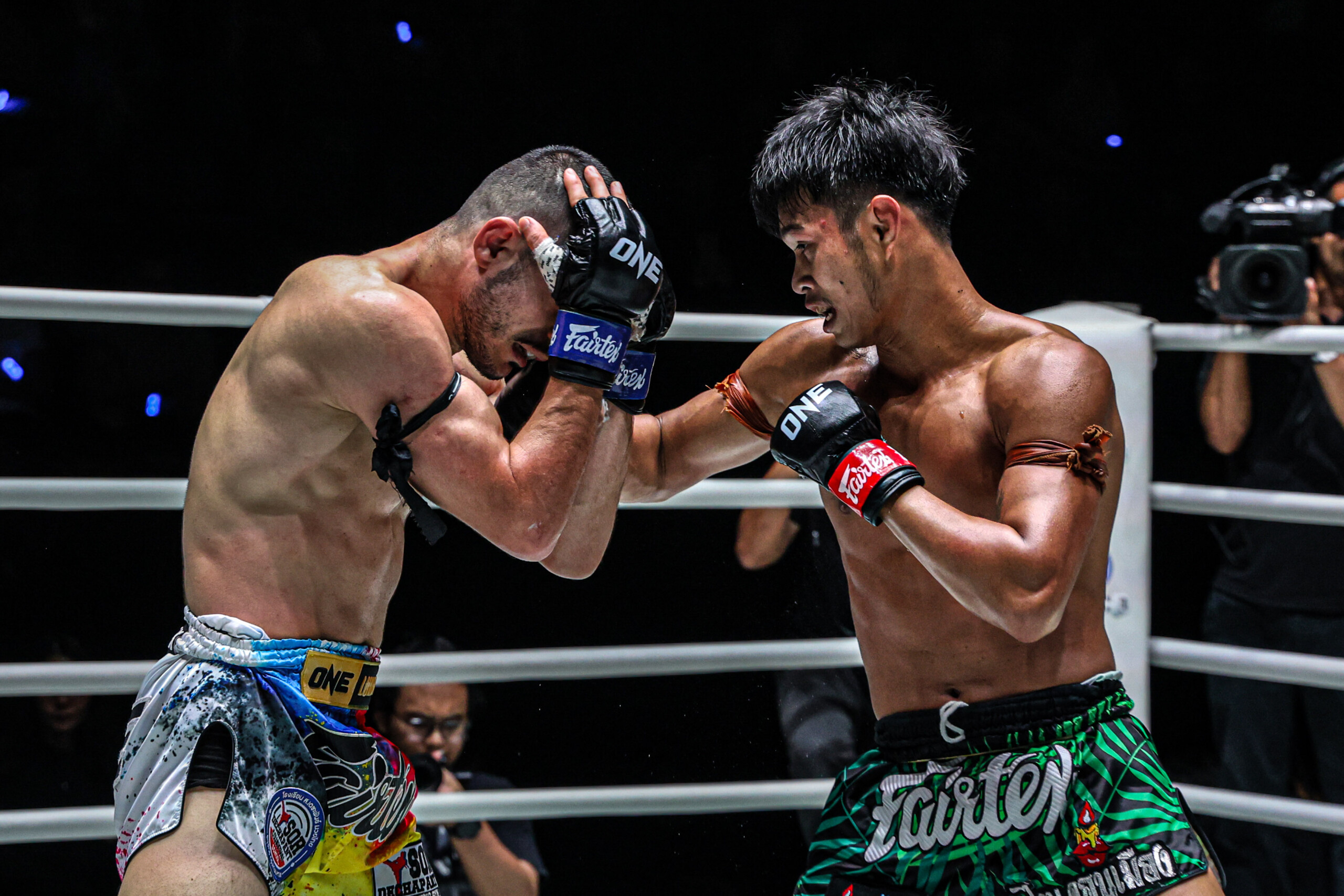 Kongchai Chanaidonmueang blasts Mehrdad Khanzadeh with a punch at ONE Friday Fights 148