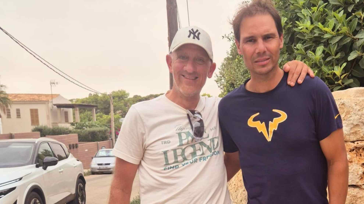 Una familia va a la casa de Nadal, llama... y Rafa abre: su cara es un poema