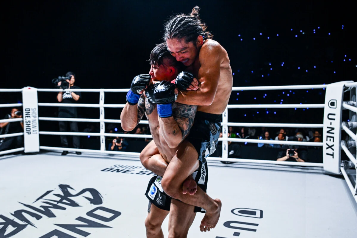 Hiroba Minowa attemps a rear-naked choke on Yuta Miyazawa at ONE SAMURAI-3