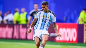 Facundo Medina file au Bayer Leverkusen