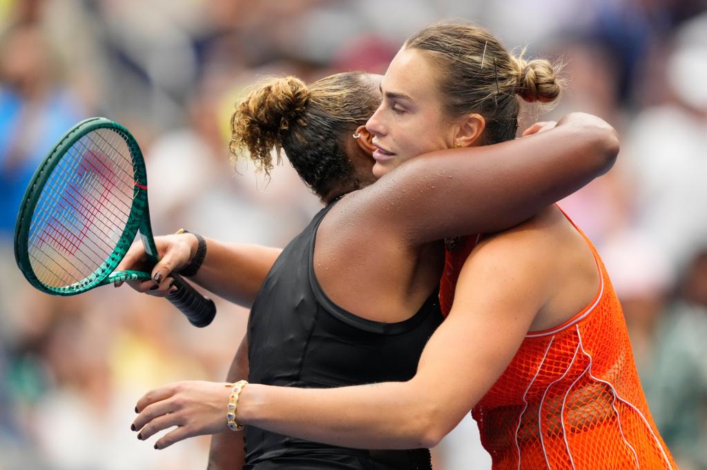 Aryna Sabalenka y Taylor Townsend abrazándose en la red.