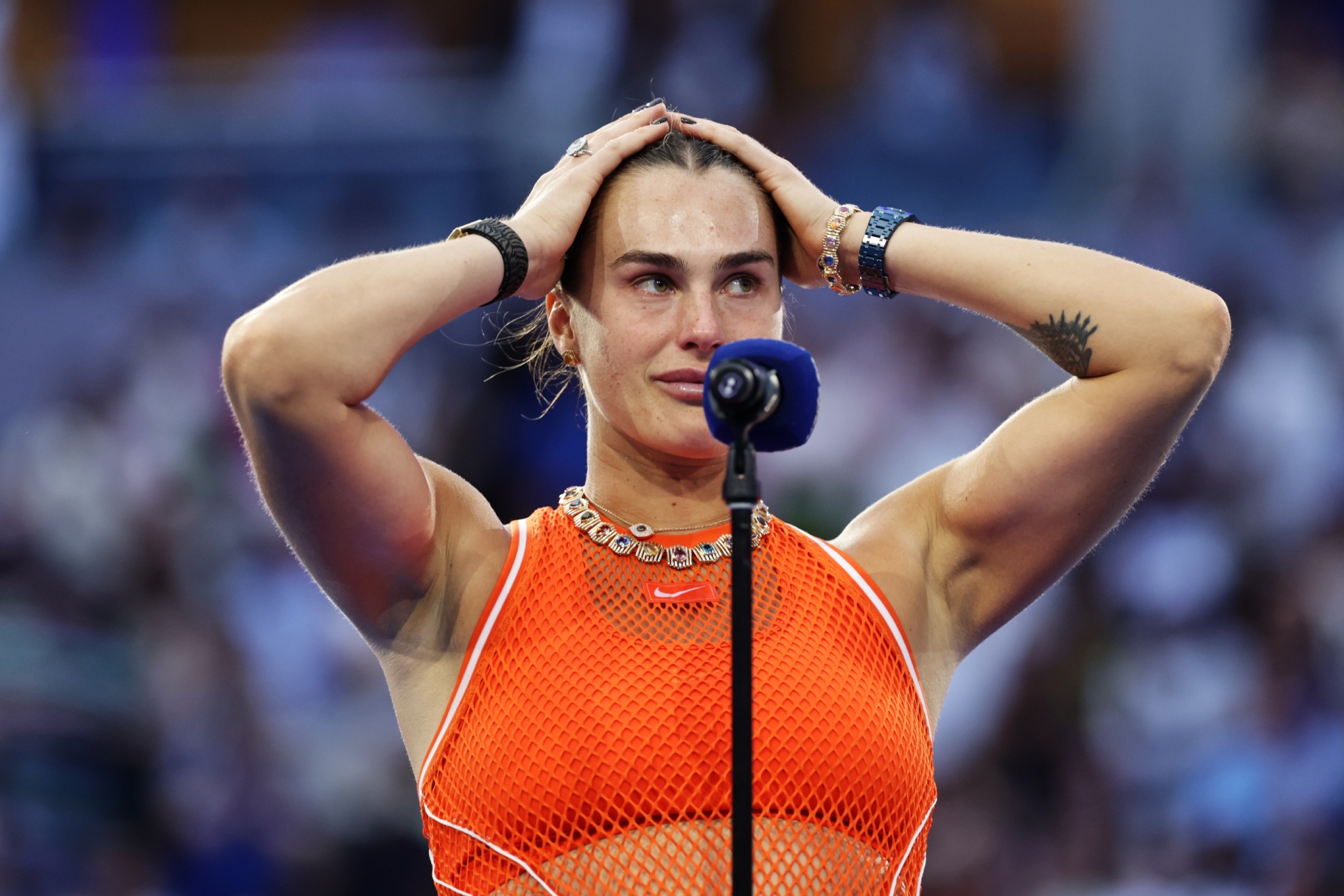 Sabalenka llorando delante del micro.