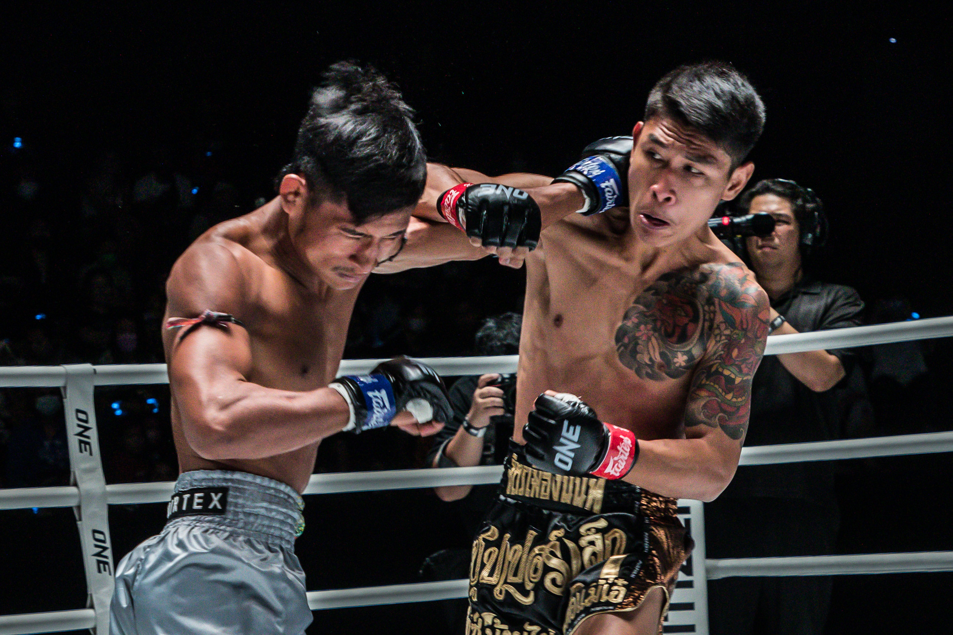 Superlek Jitmuangnon punches Sonrak Sit Por Jor Wor at ONE Friday Fights 10