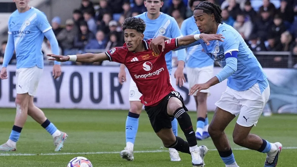 Qui est JJ Gabriel, la pépite de Manchester United qui fait rêver le PSG